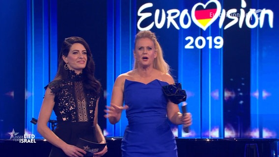 Barbara Schöneberger und Linda Zervakis beim ESC-Vorentscheid 2019  