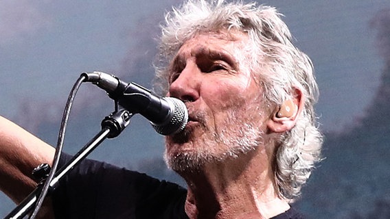 Roger Waters singt in ein Mikrofon während eines Konzerts in Moskau © picture alliance/Valery Sharifulin/TASS/dpa Foto: Valery Sharifulin