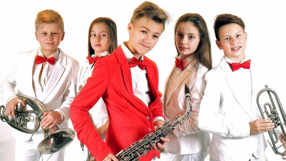 Der Junior Eurovision Song Contest Teilnehmer Alexander Minyonok mit vier weiteren jungen Musiktalenten vor weißem Hintergrund © EBU Foto: BTRC/Anna Minyonok