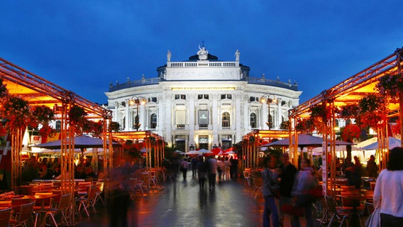 Das Wiener Burgtheater vor blauem Nachthimmel. © picture alliance /blickwinkel /E. Teister Foto: E. Teister