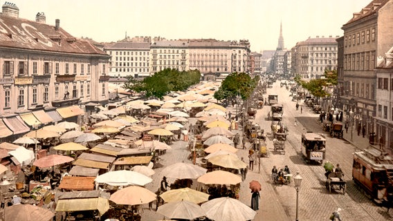 Stände auf dem Wiener Naschmarkt um 1900. © picture alliance / akg-images 