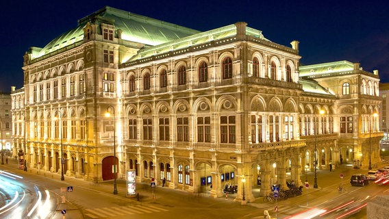 Außenaufnahme der erleuchteten Wiener Staatsoper bei Nacht. © picture alliance/chromorange Foto: Herwig Czizek