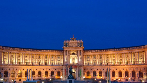 Nachtaufnahme der Hofburg in Wien © picture alliance / blickwinkel Foto: K.Thomas