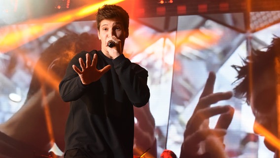 Wincent Weiss singt auf der Bühne auf dem Spielbudenplatz in Hamburg. © NDR Foto: Uwe Ernst