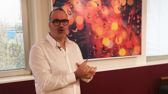 Vocal Coach Jeff Cascaro beim Workshop für den ESC-Vorentscheid 2018 Vocal Coach Jeff Cascaro beim Workshop für den ESC-Vorentscheid 2018 © NDR Foto: Jan Feddersen