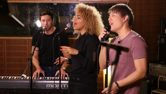 Diana Schneider und Jay Oh von ZweiLand bei den Proben mit ihrem Keyboarder Benny Nauschütz Diana Schneider und Jay Oh von ZweiLand bei den Proben mit ihrem Keyboarder Benny Nauschütz © Marcel Stober Foto: Marcel Stober