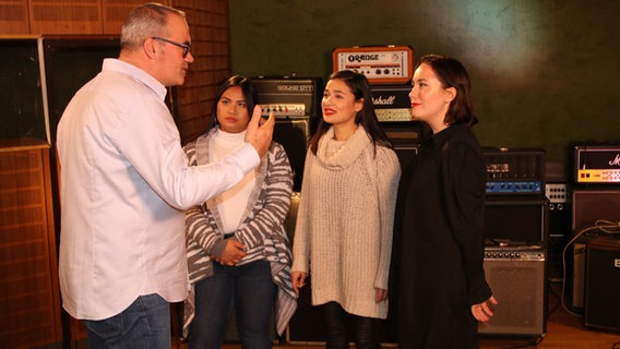 Vocal Coach Jeff Cascaro arbeitet mit dem Trio Aubrey Bacani (li.), Laura Kästel und Wanja Janeva (re.). Vocal Coach Jeff Cascaro arbeitet mit dem Trio Aubrey Bacani (li.), Laura Kästel und Wanja Janeva (re.). © Marcel Stober Foto: Marcel Stober