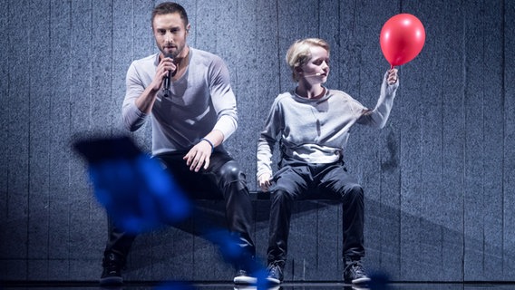 Måns Zelmerlöw singt mit Kindern das Lied "Heroes". © NDR Foto: Rolf Klatt