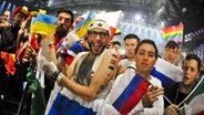 Fans mit Fähnchen in der Wiener Stadthalle beim Finale des ESC © EBU/Andres Putting 