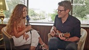 ESC 2018:  Eleni Foureira, die für Zypern antritt, singt "Fuego" begleitet von Moderator Stefan Spiegel. © NDR 