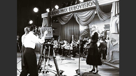 Die Belgierin Danièle Dupré während ihres Auftritts beim Grand Prix d'Eurovision 1957 © Hessischer Rundfunk 