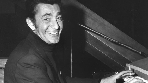 Jean Claude Pascal bei einem Auftritt 1969. Der Sänger und Schauspieler gewann 1961 den Grand Prix. © dpa 