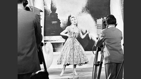 Die Französin Paule Desjardins während ihres Auftritts beim Grand Prix d'Eurovision 1957 © Hessischer Rundfunk 