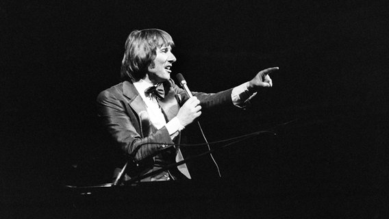 Der österreichische Sänger und Komponist Udo Jürgens bei einem Konzert in der Wiener Stadthalle. Aufnahme von 1973. © Picture Alliance/dpa/apa Foto: Barbara Pflaum