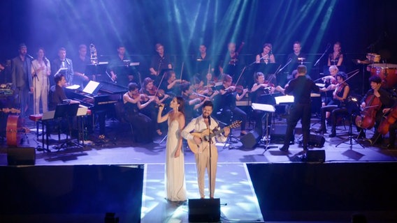 Elina Nechayeva aus Estland und der aserbaidschanische Sänger Chingiz stehen auf einer Bühne. © NDR 