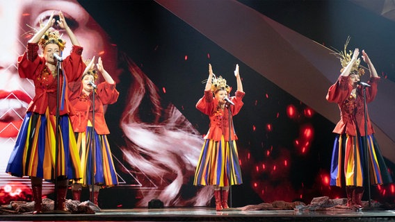 Für Polen steht Tulia mit "Fire Of Love" (Pali się) auf der ESC-Bühne. © eurovision.tv Foto: Andres Putting