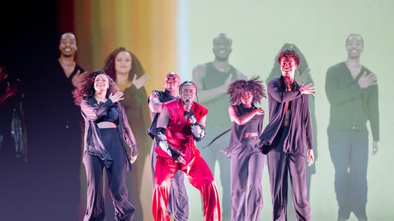 Tusse (Schweden) mit Tänzern auf der Bühne. © EBU Foto: Andres Putting