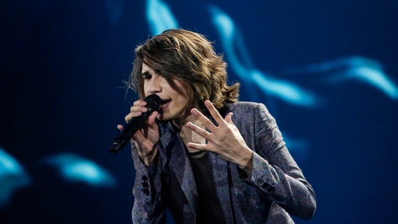 Isaiah singt "Don't Come Easy" auf der ESC-Bühne in Kiew. © Eurovision.tv Foto: Thomas Hanses