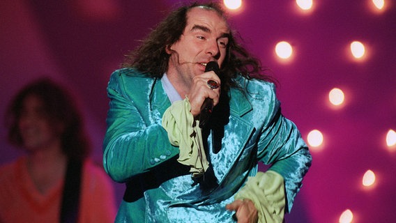Guildo Horn beim Eurovision Song Contest 1998 . Er belegt den 7. Platz.  Foto: Katja Lenz pool