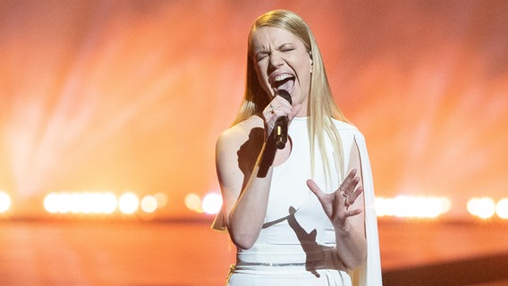 Die Sängerin Ana Soklič auf der ESC-Bühne in Rotterdam beim ersten Halbfinale. © eurovision.tv Foto: Andres Putting