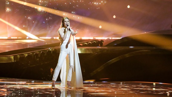 Die Sängerin Ana Soklič auf der ESC-Bühne in Rotterdam beim ersten Halbfinale. © eurovision.tv Foto: Thomas Hanses