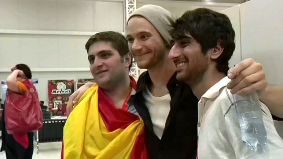 Roman Lob nach seinem Auftritt im Finale mit zwei Fans. © NDR 