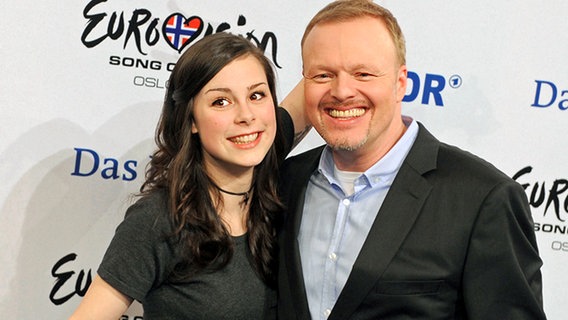 Lena Meyer-Landrut und Stefan Raab lachen in die Kamera Lena Meyer-Landrut und Stefan Raab lachen in die Kamera © ARD Foto: Willi Weber